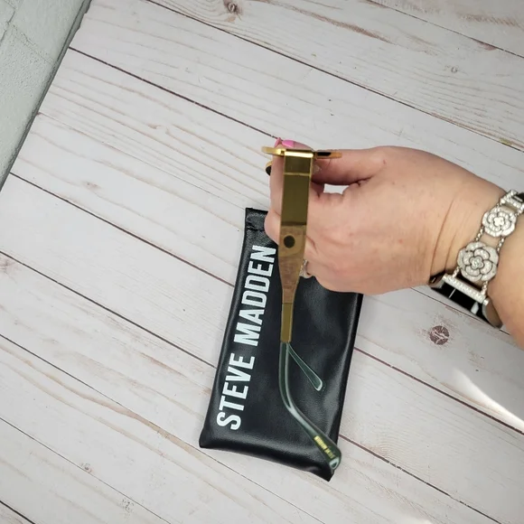 Steve Madden Mystie Gold Round Glasses with Faux Leather Pouch - Picture 3 of 4